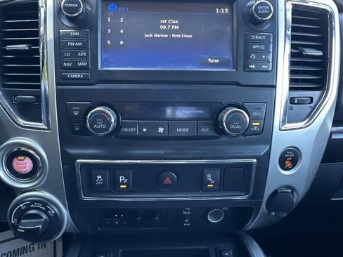 Used 2018 Nissan Titan SV w/ SV Convenience Package image 19