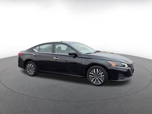 Used 2025 Nissan Altima 2.5 SV image 2