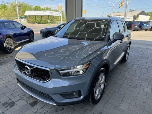 Used 2021 Volvo XC40 T5 Momentum image 2