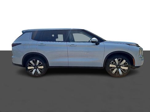 New 2025 Mitsubishi Outlander SE image 3