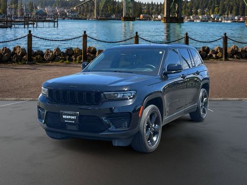 Used 2023 Jeep Grand Cherokee Altitude AWD/4WD image 4