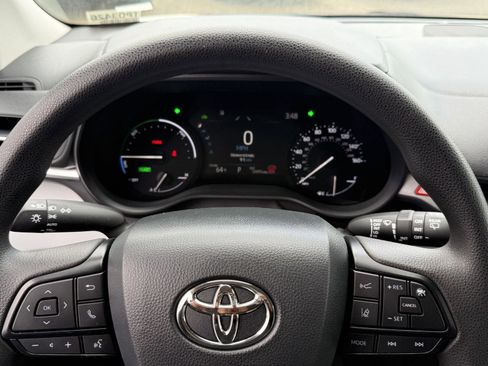 Used 2025 Toyota Sienna LE FWD image 23