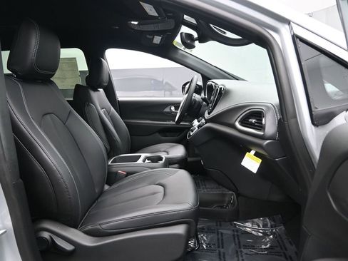 New 2026 Chrysler Pacifica Select image 27