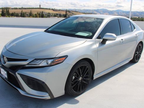 Used 2022 Toyota Camry XSE FWD image 6