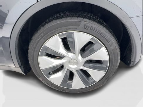 Used 2024 Tesla Model Y 2WD image 11