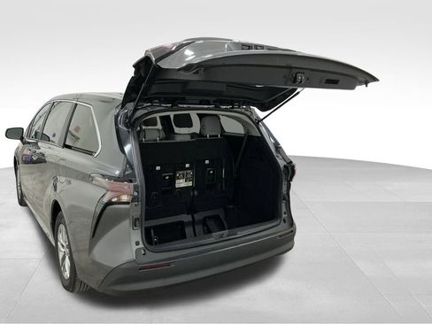 Used 2025 Toyota Sienna LE image 20