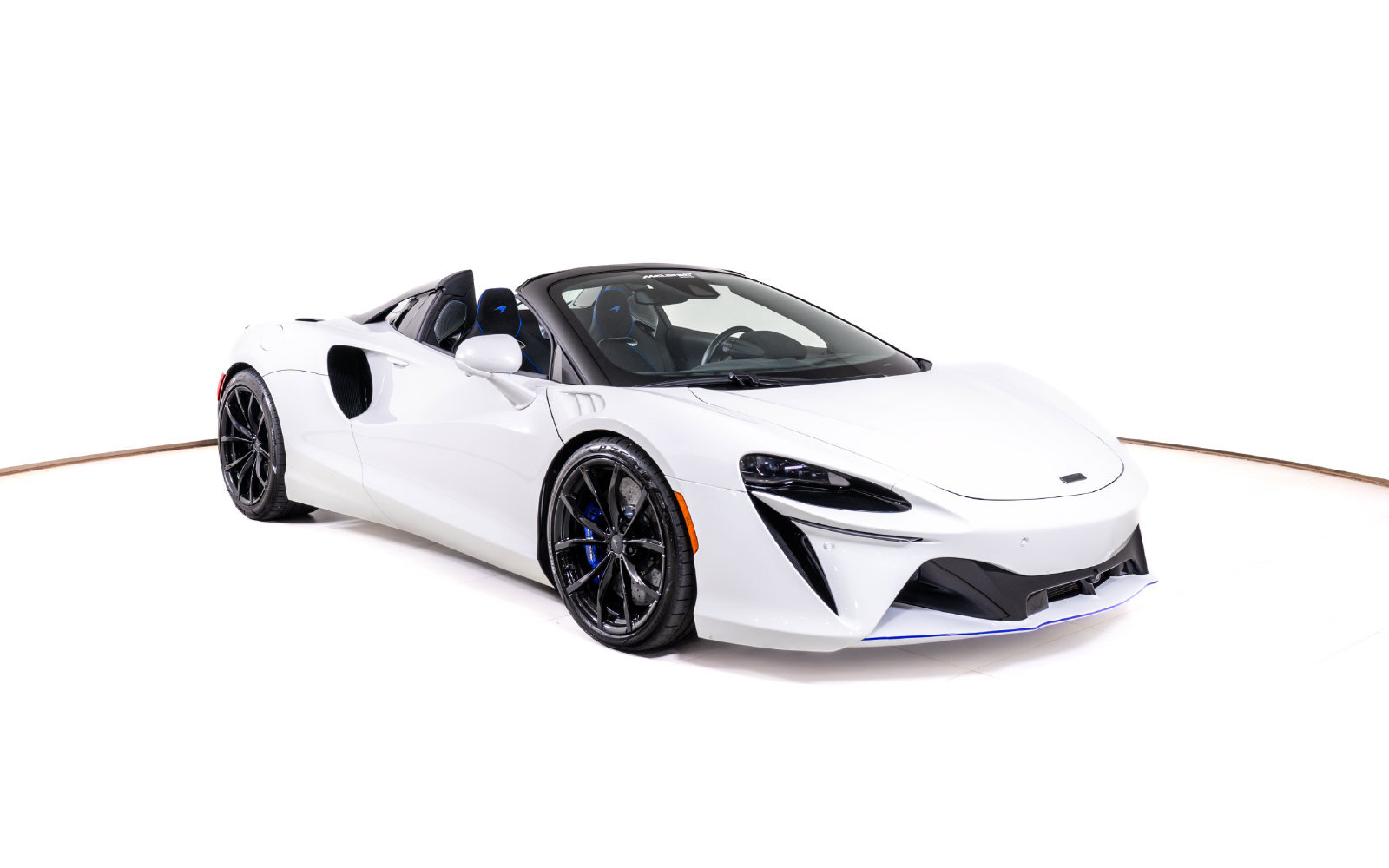 Used 2025 McLaren Artura Spider RWD image 9
