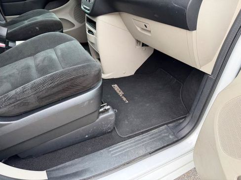 Used 2016 Dodge Grand Caravan SE FWD image 11