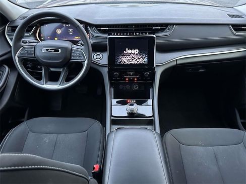 Used 2024 Jeep Grand Cherokee Laredo image 14