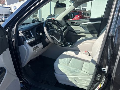 Used 2015 Toyota Highlander LE image 11