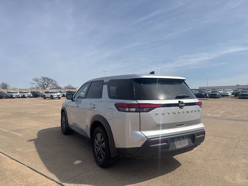 Used 2023 Nissan Pathfinder S image 12