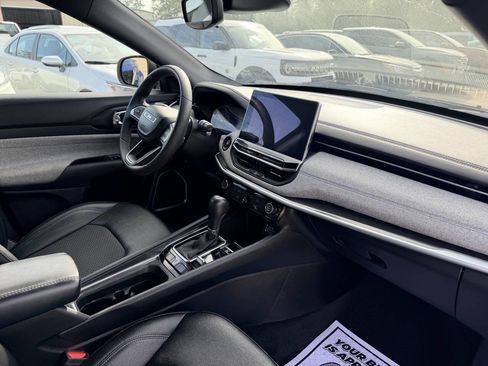 Used 2024 Jeep Compass Latitude image 27