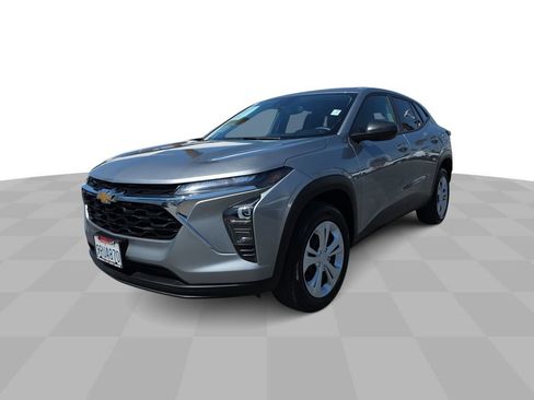 Used 2025 Chevrolet Trax LS FWD image 1