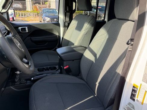 Used 2024 Jeep Gladiator Sport AWD/4WD image 11