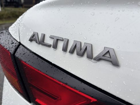 Used 2025 Nissan Altima 2.5 SV image 11