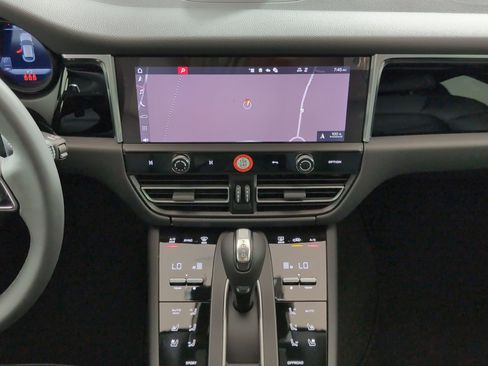 Certified 2025 Porsche Macan AWD/4WD image 24