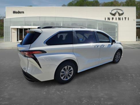 Used 2021 Toyota Sienna XLE w/ XLE Plus Package image 4