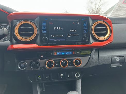 Used 2016 Toyota Tacoma TRD Sport AWD/4WD image 11