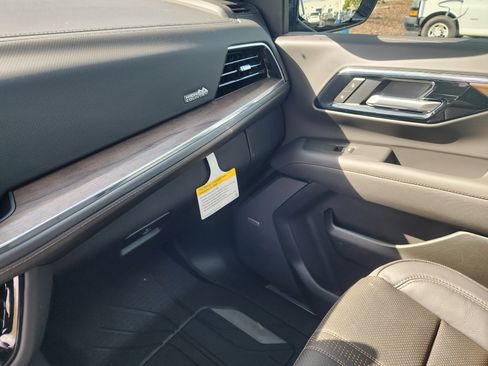 New 2026 Chevrolet Suburban High Country RWD image 38