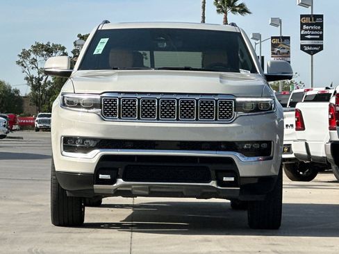 Used 2022 Jeep Grand Wagoneer Series III w/ Rear Seat Video Group 1 AWD/4WD image 9