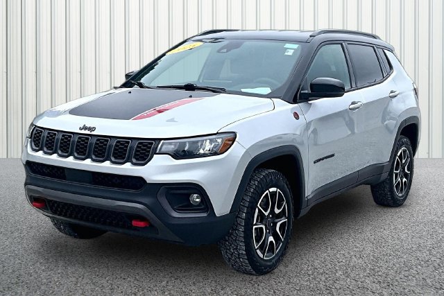 Used 2025 Jeep Compass Trailhawk AWD/4WD image 2