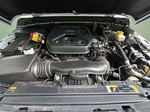 Used 2022 Jeep Wrangler Unlimited Sahara w/ Cold Weather Group image 10