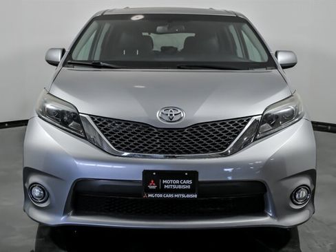 Used 2016 Toyota Sienna SE w/ SE Preferred Package FWD image 4