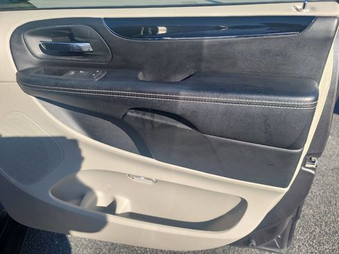 Used 2016 Dodge Grand Caravan SE image 31