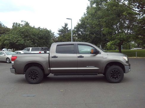 Used 2008 Toyota Tundra 4x4 CrewMax w/ Tow Pkg image 6