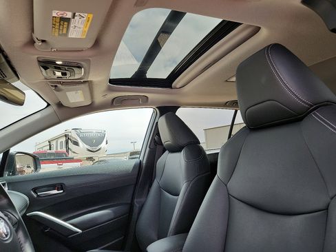 Used 2023 Toyota Corolla Cross XLE w/ Convenience Package image 11