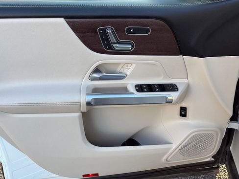 Used 2020 Mercedes-Benz GLB 250 4MATIC image 12