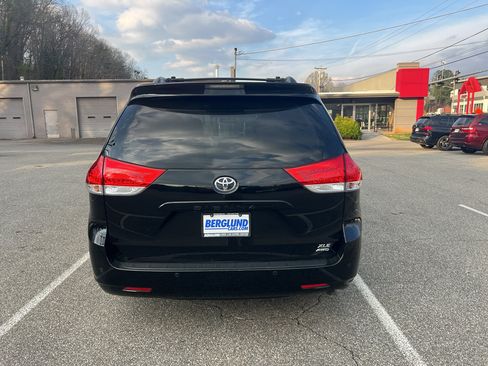 Used 2013 Toyota Sienna XLE w/ Entertainment Pkg image 6