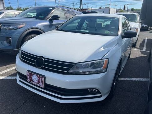 Used 2016 Volkswagen Jetta Sport FWD image 2