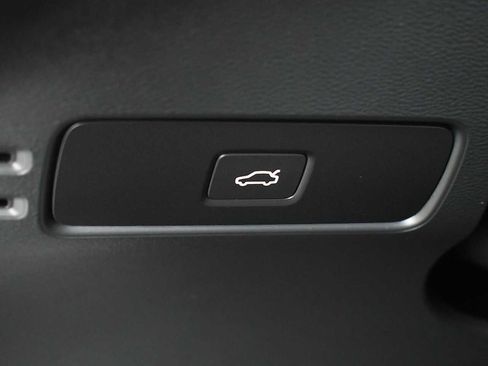 Used 2025 Volvo XC40 B5 Plus image 26