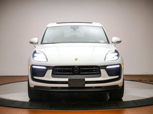 Certified 2024 Porsche Macan w/ Premium Plus Package AWD/4WD image 7