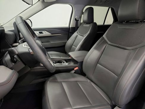 Used 2025 Ford Explorer Active w/ Active Comfort Package image 18