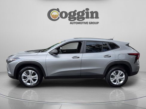 Used 2025 Chevrolet Trax LS w/ Driver Confidence Package FWD image 2