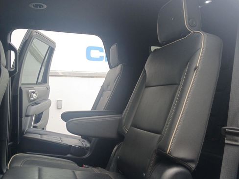 Used 2023 GMC Yukon SLT AWD/4WD image 10