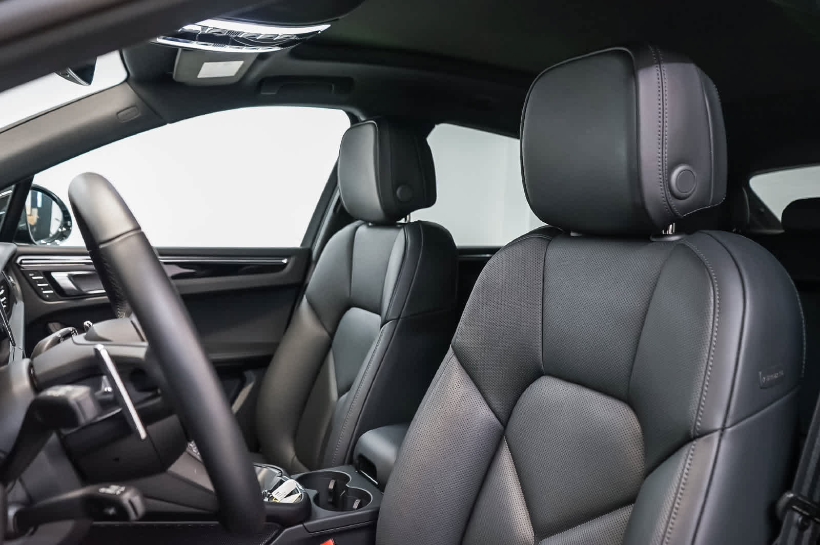 Certified 2026 Porsche Macan AWD/4WD image 5