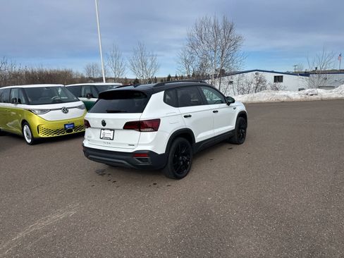 Certified 2024 Volkswagen Taos SE image 5