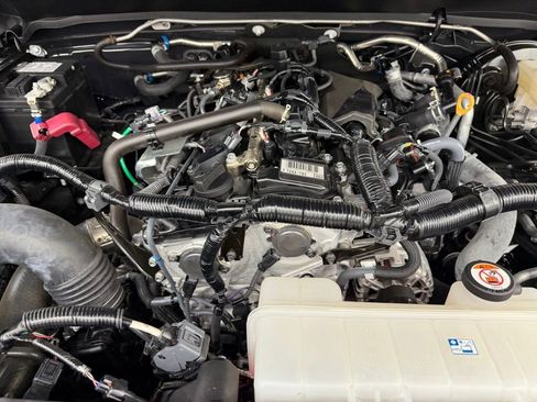 Used 2025 Toyota Tacoma SR5 AWD/4WD image 39