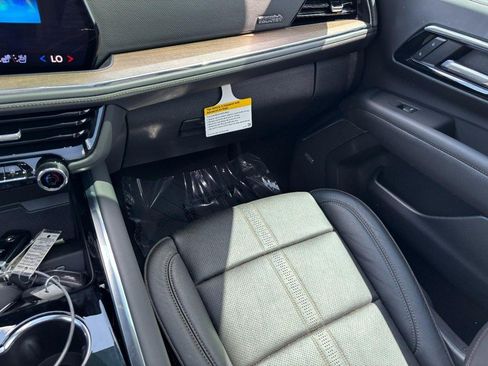 Used 2025 Chevrolet Suburban High Country w/ Sun And Tow Package AWD/4WD image 17