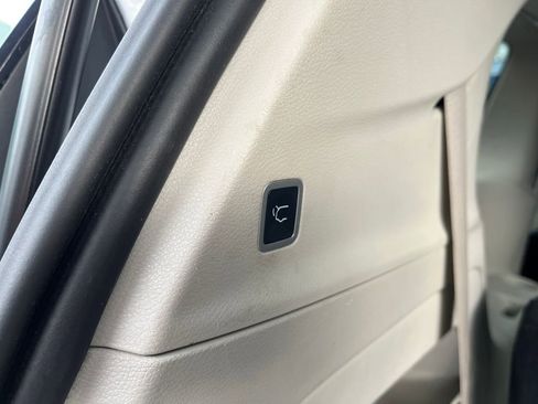 Used 2023 Chrysler Voyager LX image 39