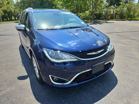 Used 2017 Chrysler Pacifica Limited w/ Advanced Safetytec Group FWD image 8