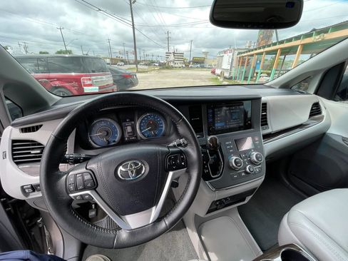 Used 2017 Toyota Sienna XLE Premium FWD image 13