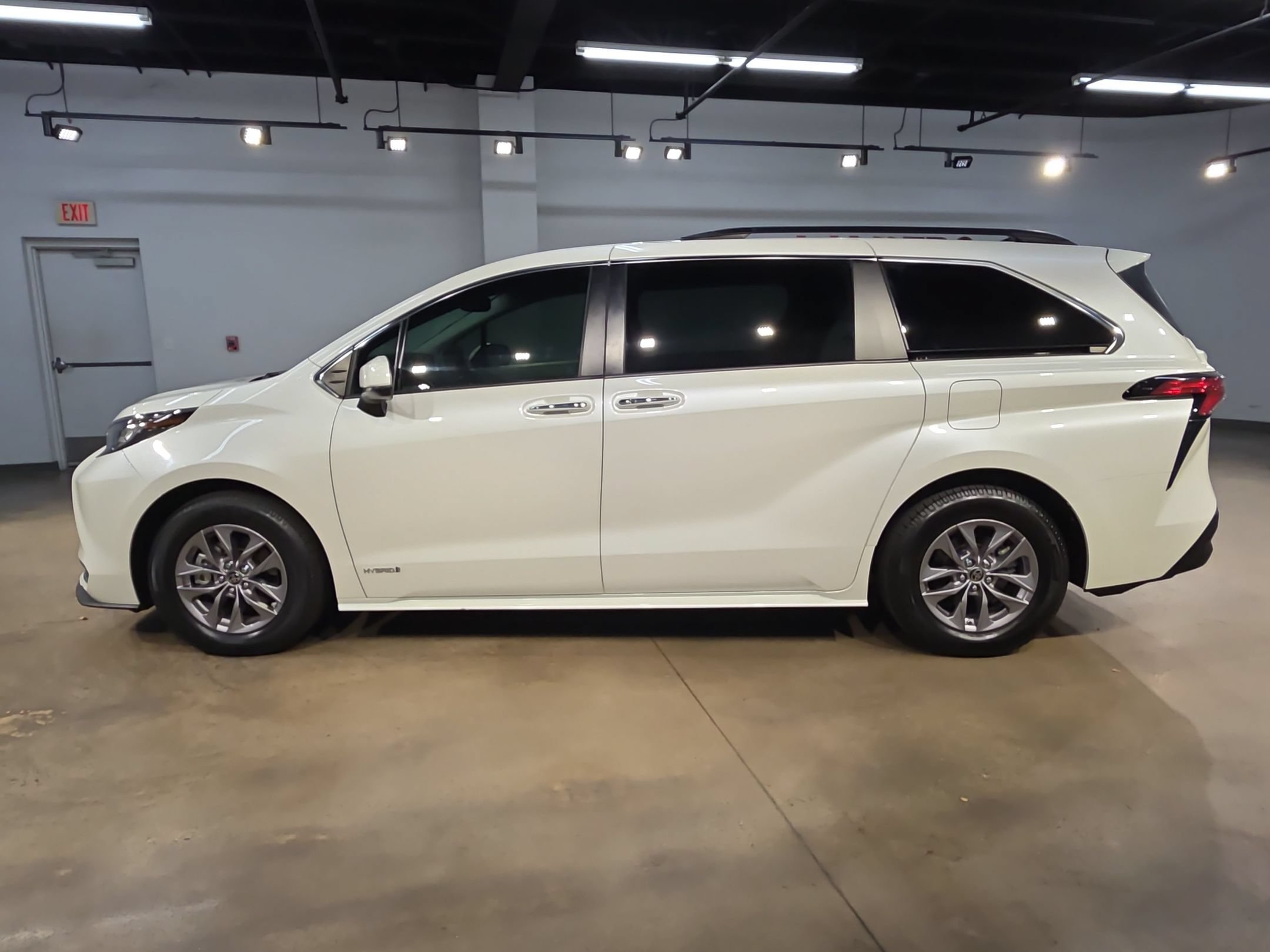 Used 2021 Toyota Sienna XLE FWD image 4