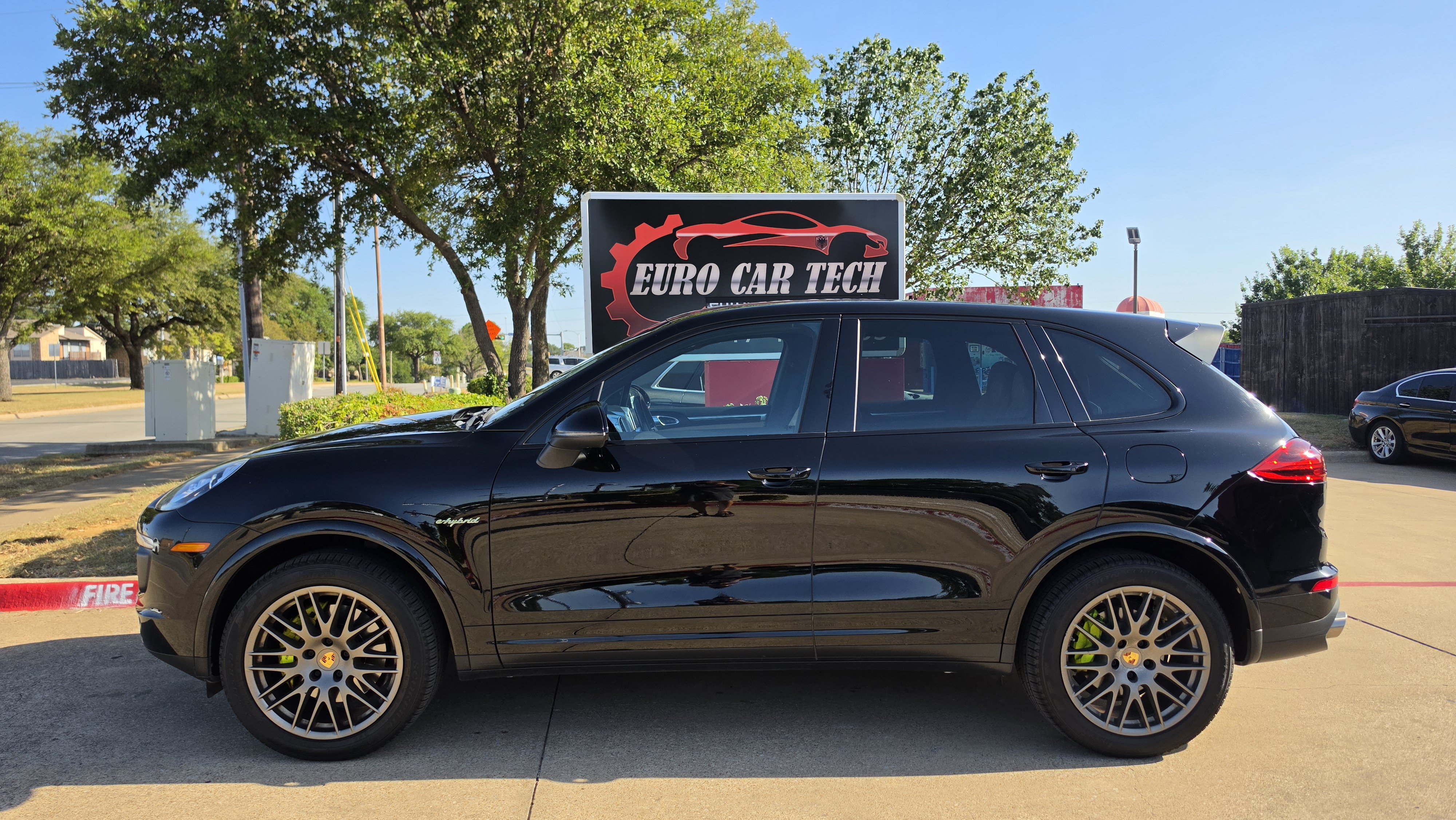 Used 2017 Porsche Cayenne S Platinum w/ Premium Package (PJW) AWD/4WD image 2