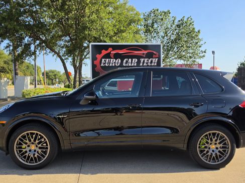 Used 2017 Porsche Cayenne S Platinum w/ Premium Package (PJW) AWD/4WD image 2