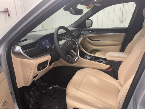 Used 2024 Jeep Grand Cherokee Limited image 12