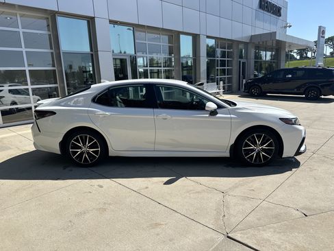Used 2024 Toyota Camry SE w/ Cold Weather Package FWD image 10